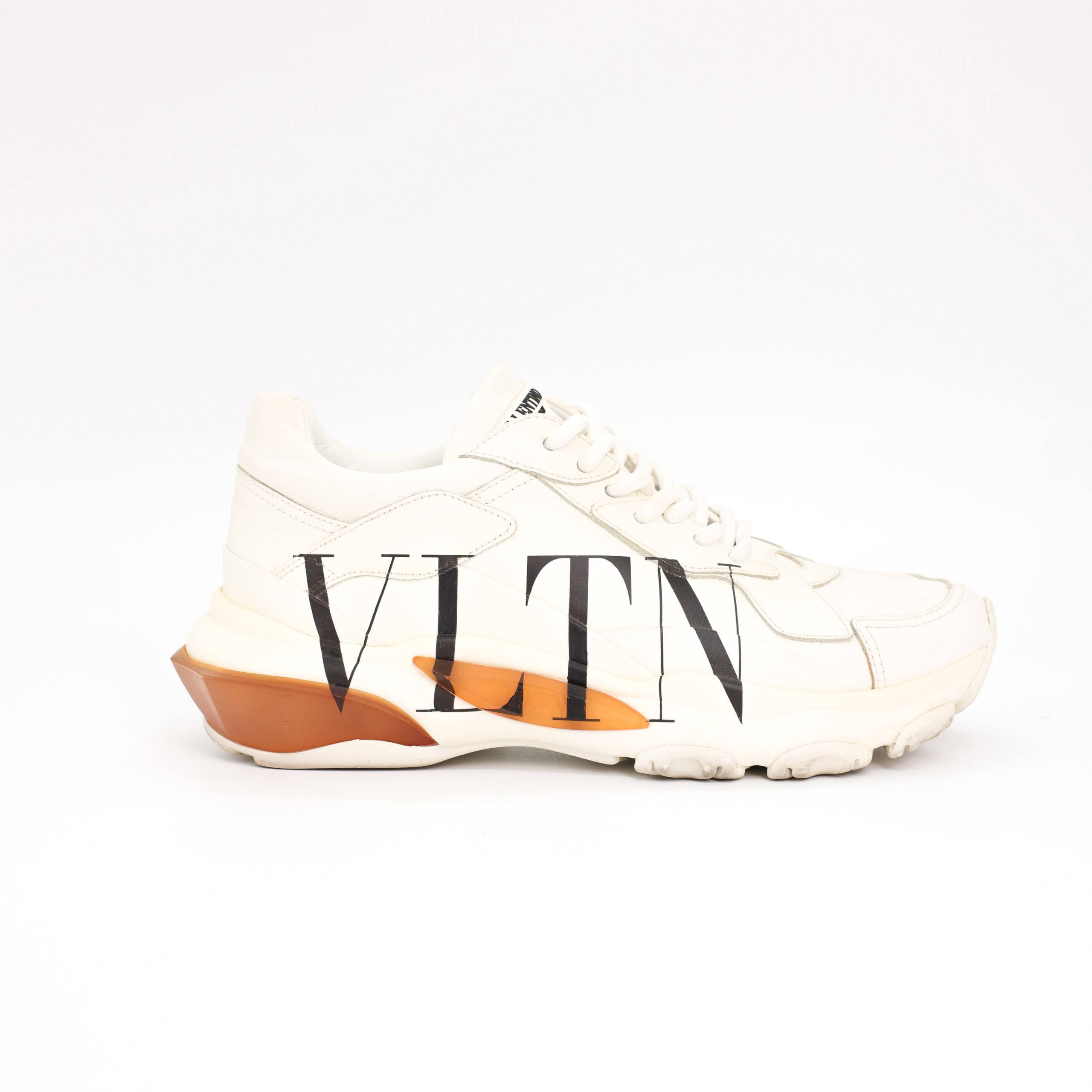 Кроссовки VALENTINO 36 айвори кожа коричневые вставки по подошве,черные буквы лого по бокам