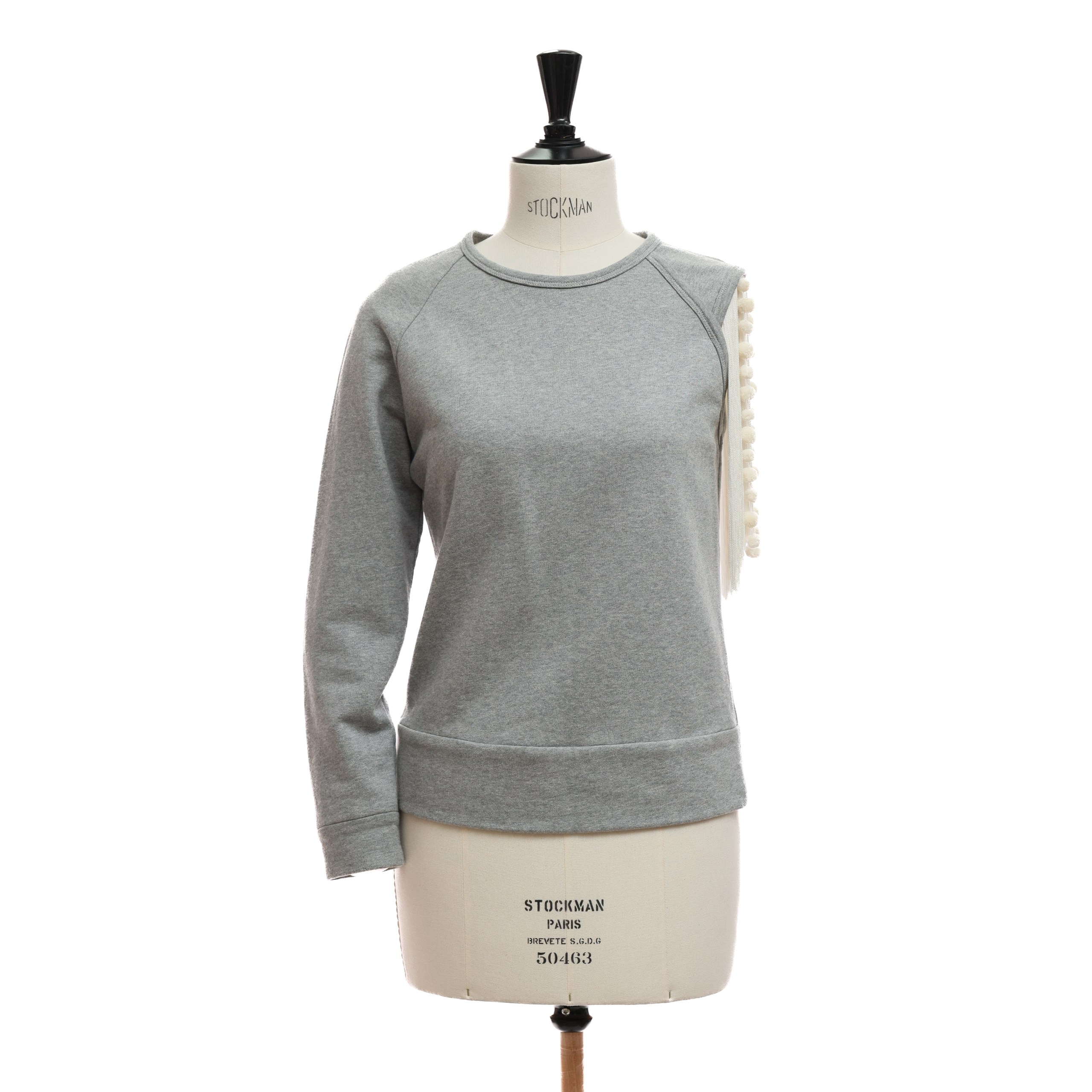 Свитшот №21 S серый текстиль рукав из белой бахромы с белыми помпонами