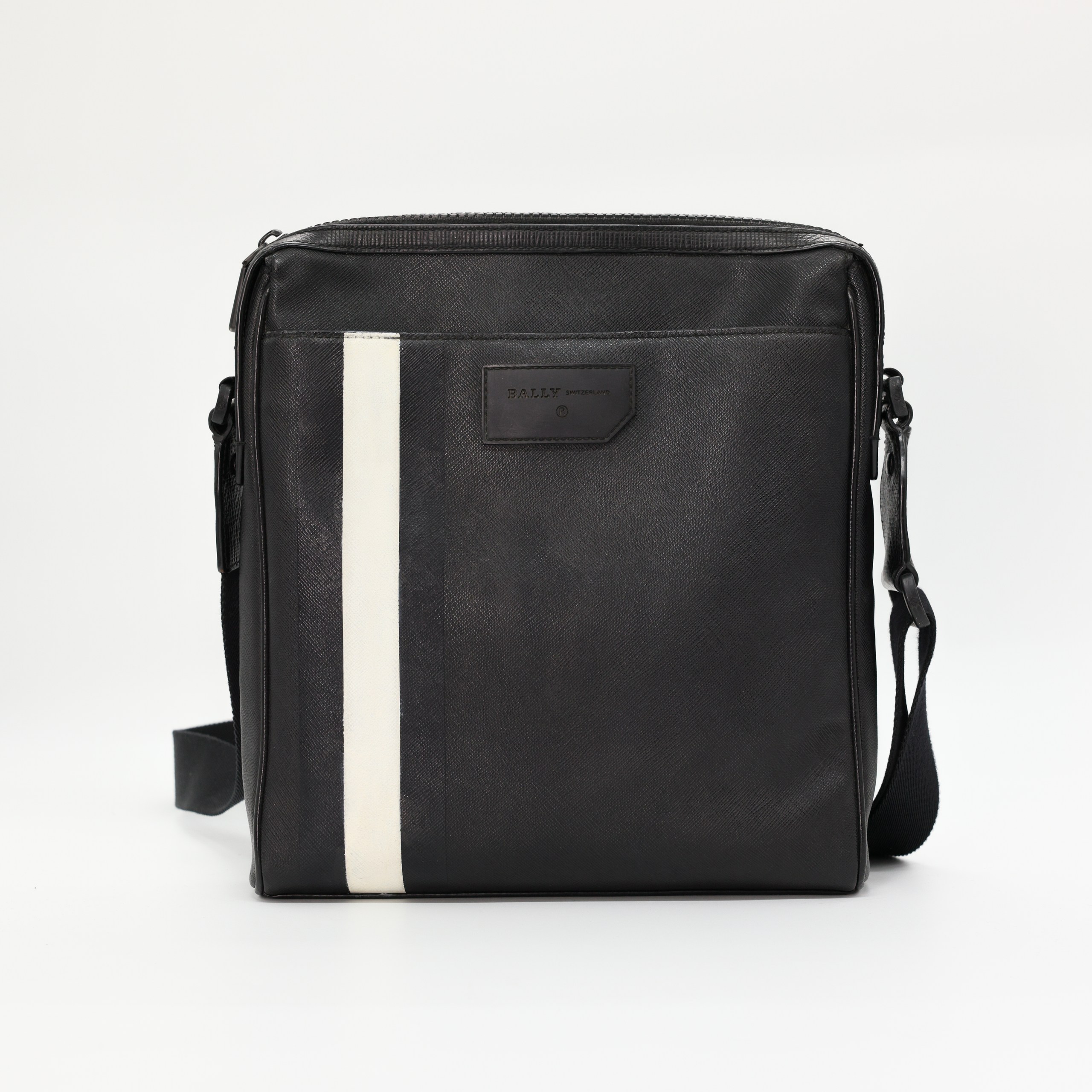 Сумка L BALLY LARGE Черный кожа модель Skill Bag,плечевой ремешек,передний карман с белой полоской