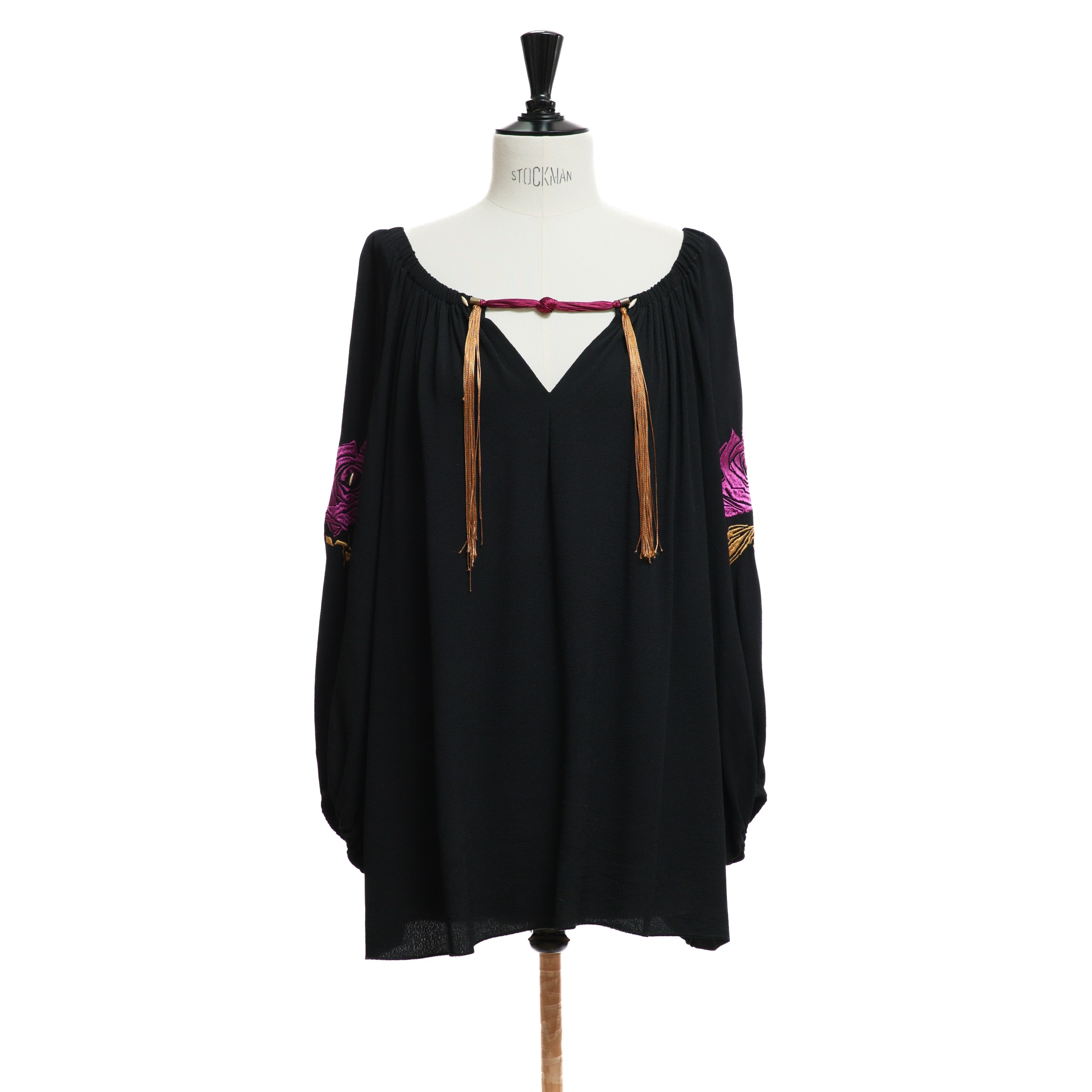 Блуза NO NAME M/L Черный текстиль резинка по краям,фиолетово золотой принт цветка по рукавам,бахрома по декольте