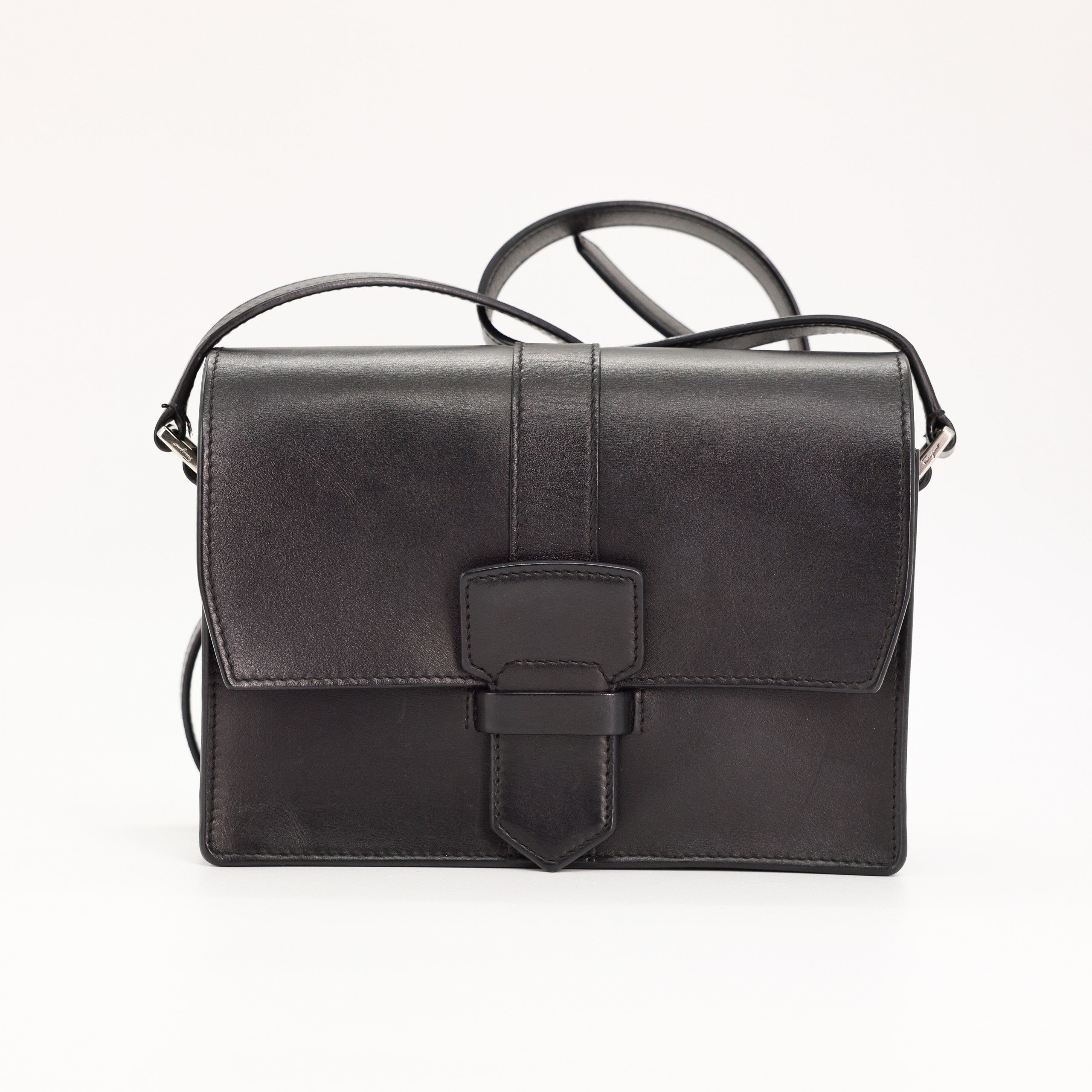 Сумка маленькая SALVATORE FERRAGAMO - Черный кожа белый метал фурнитура. Пыльник