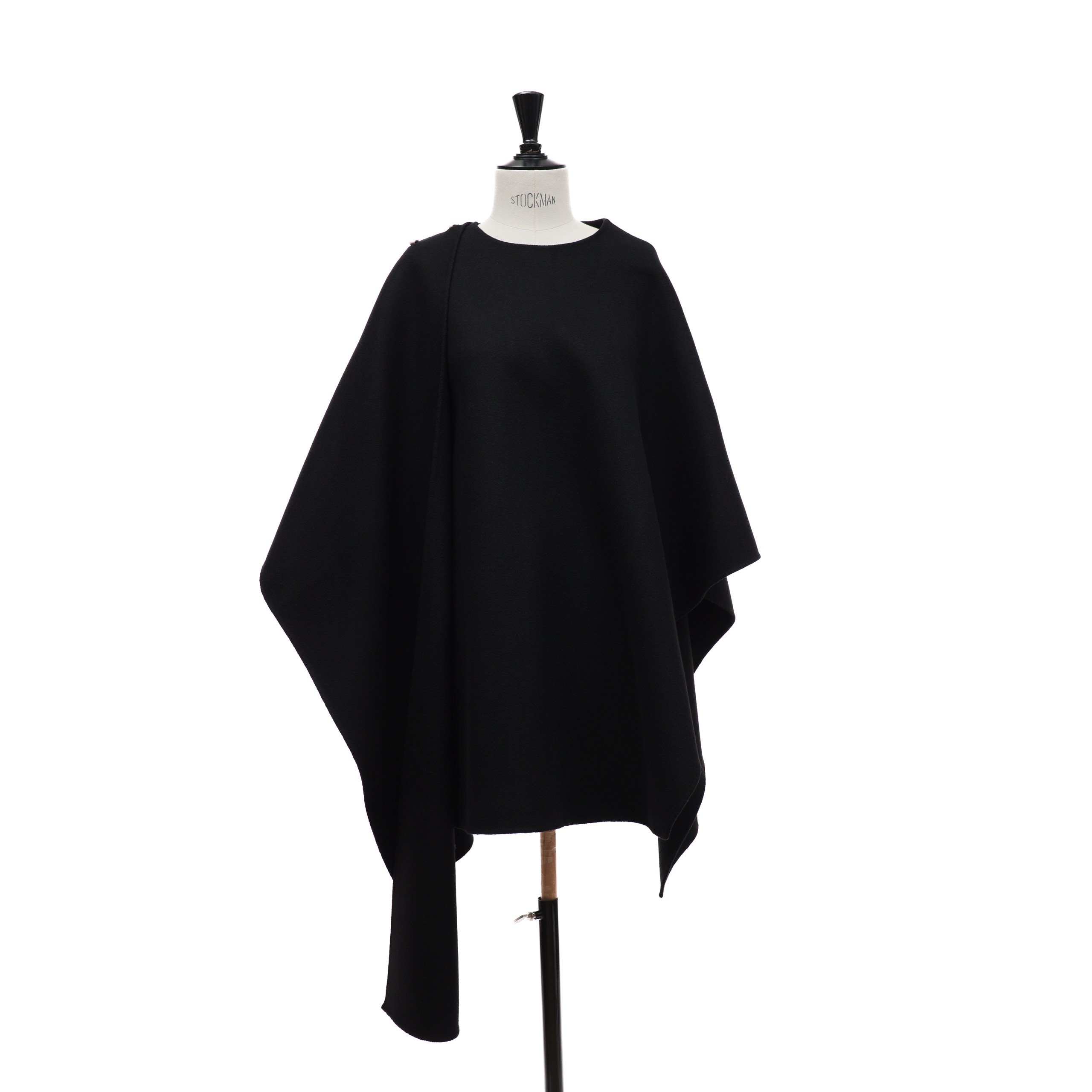 Пончо CAROLINA HERRERA 56 Черный шерсть на двух жемчужных пуговицах по плечу,свободный крой Хим-ка