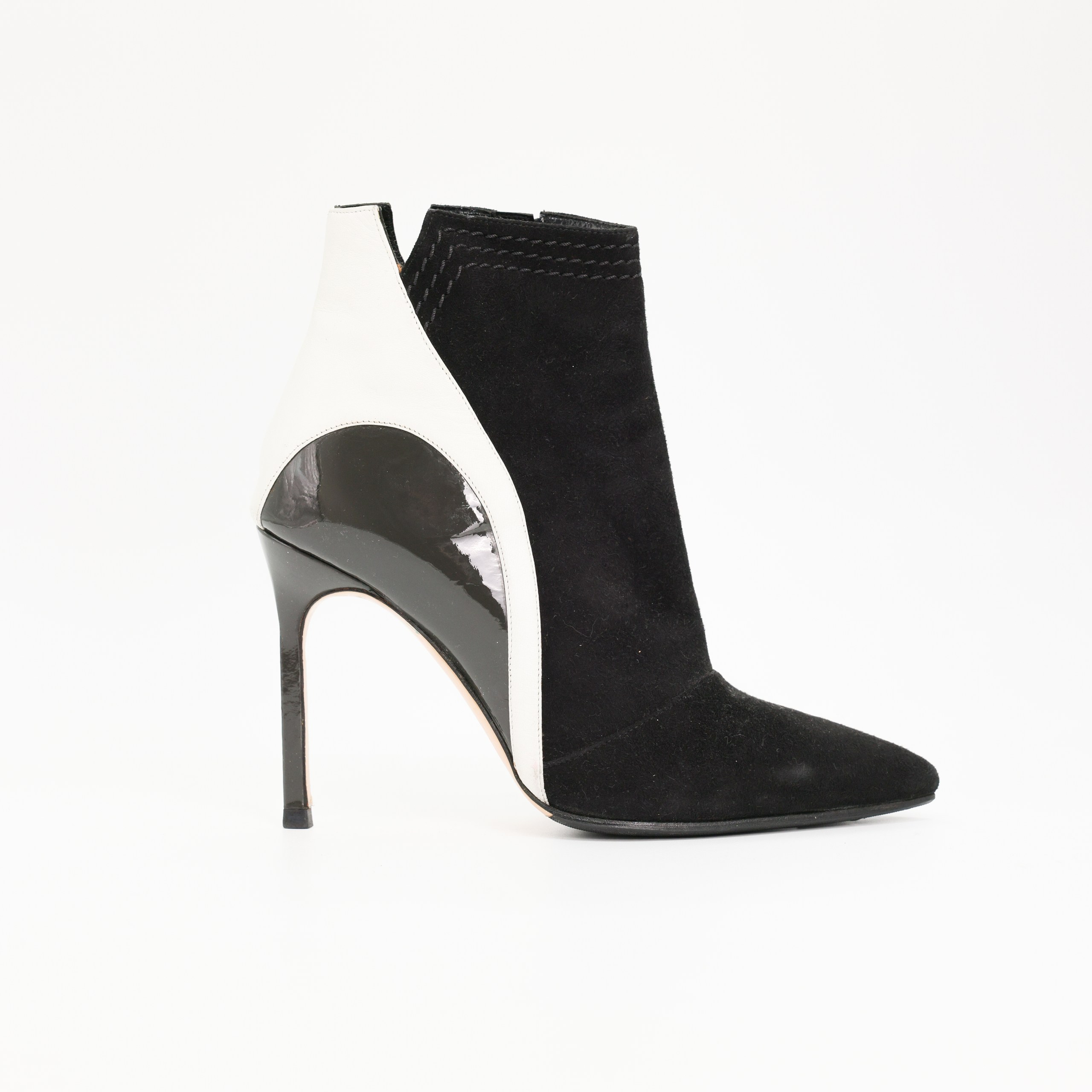 Ботильоны MANOLO BLAHNIK 35 Черный замша вставки белой кожи,и черного лака,зиппер,острый нос