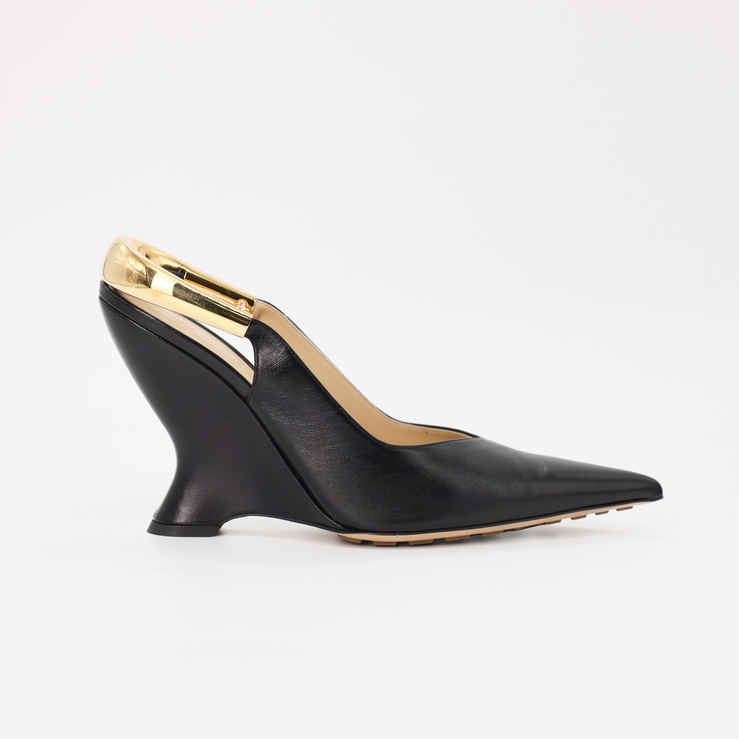 Туфли BOTTEGA VENETA 39 Черный кожа на танкетке,золото по пятке,острый нос,коробка