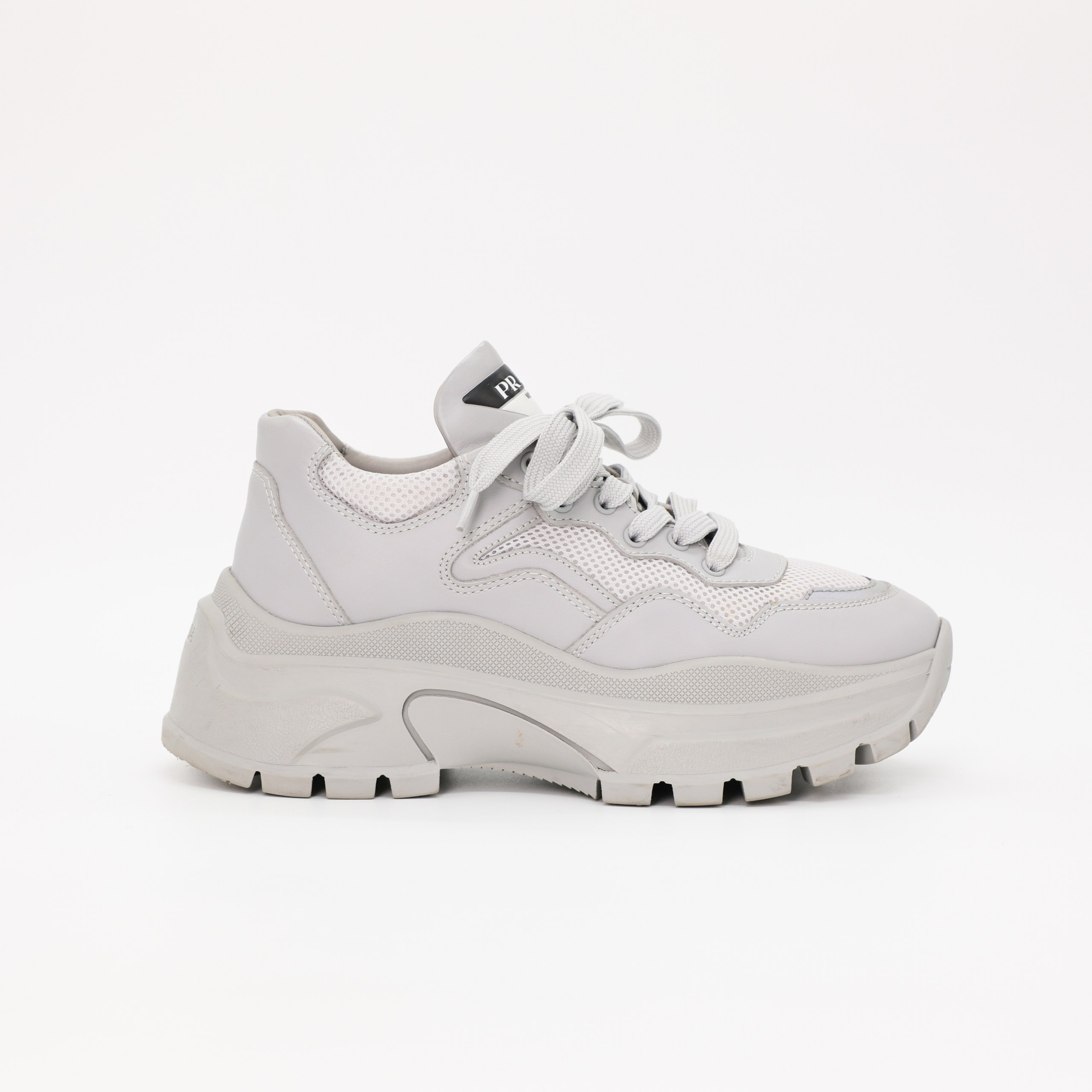 Кроссовки Prada 37.5 серая кожа/сетка, ч/б лого на язычке. СПА