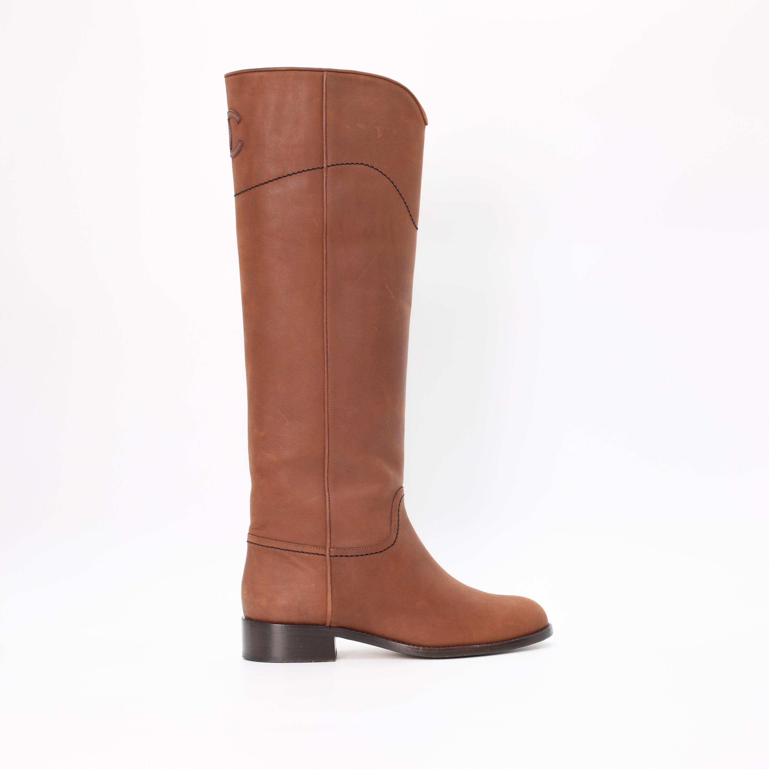 Сапоги CHANEL 37,5 коричневый кожа прямое голенище,лого на задней части по верху,пыльник