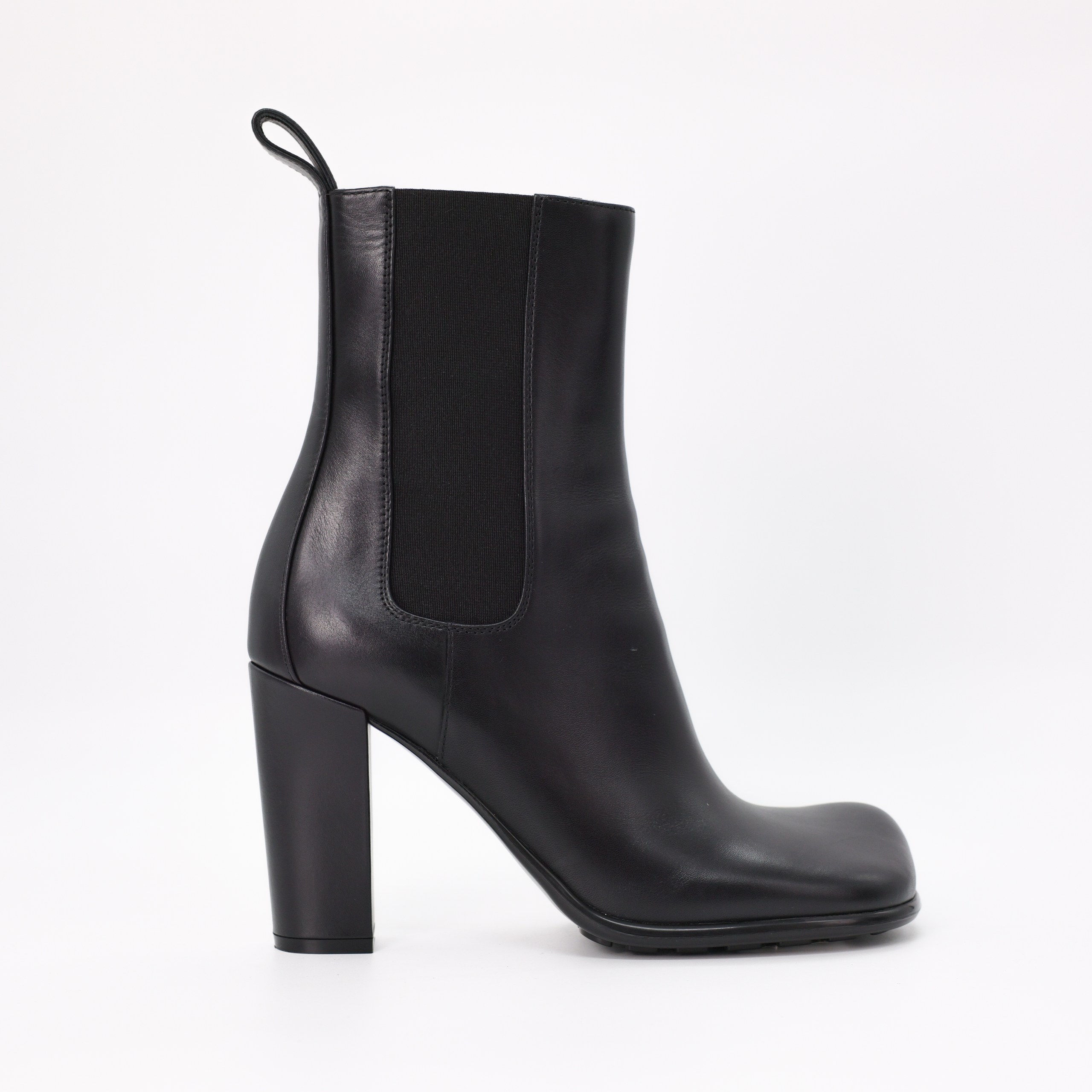 Ботинки BOTTEGA VENETA 39 Черный кожа резинки по бокам,хлястик,коробка