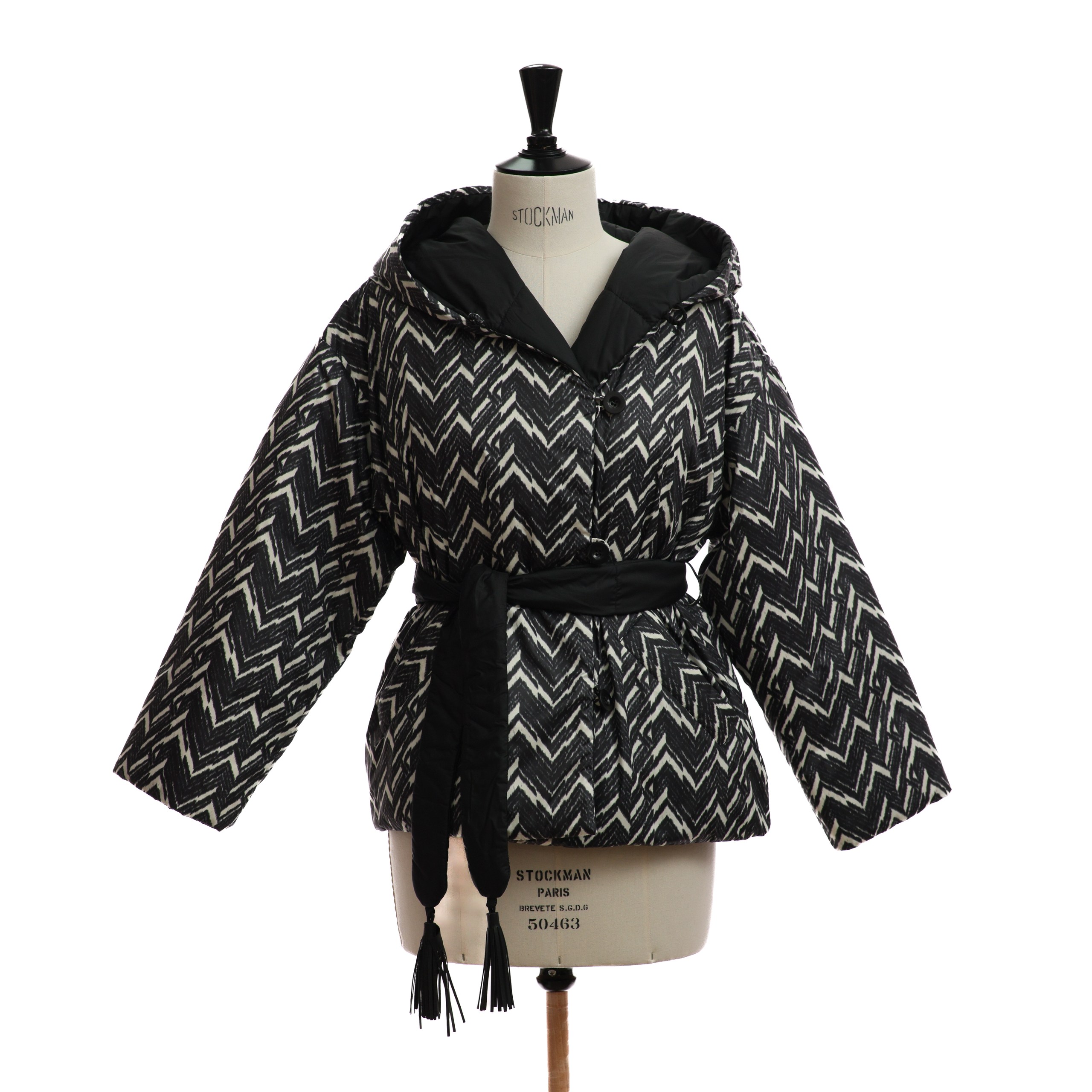 Куртка INTREND 40 Черно-белый балонь двусторонняя,принт елочка,капюшон