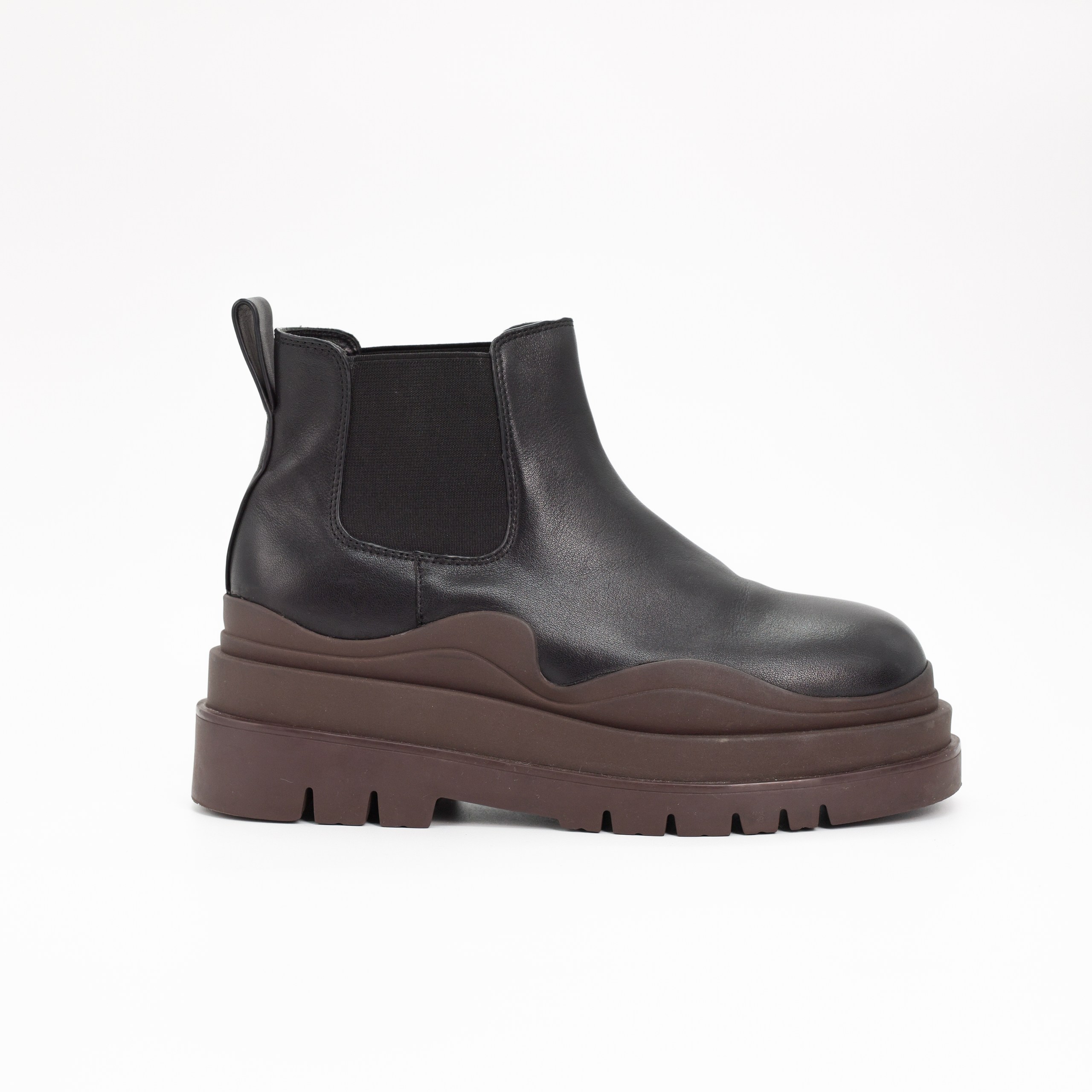 Ботинки BOTTEGA VENETA 39 Черный кожа резинки по бокам, коричневая подошва. коробка