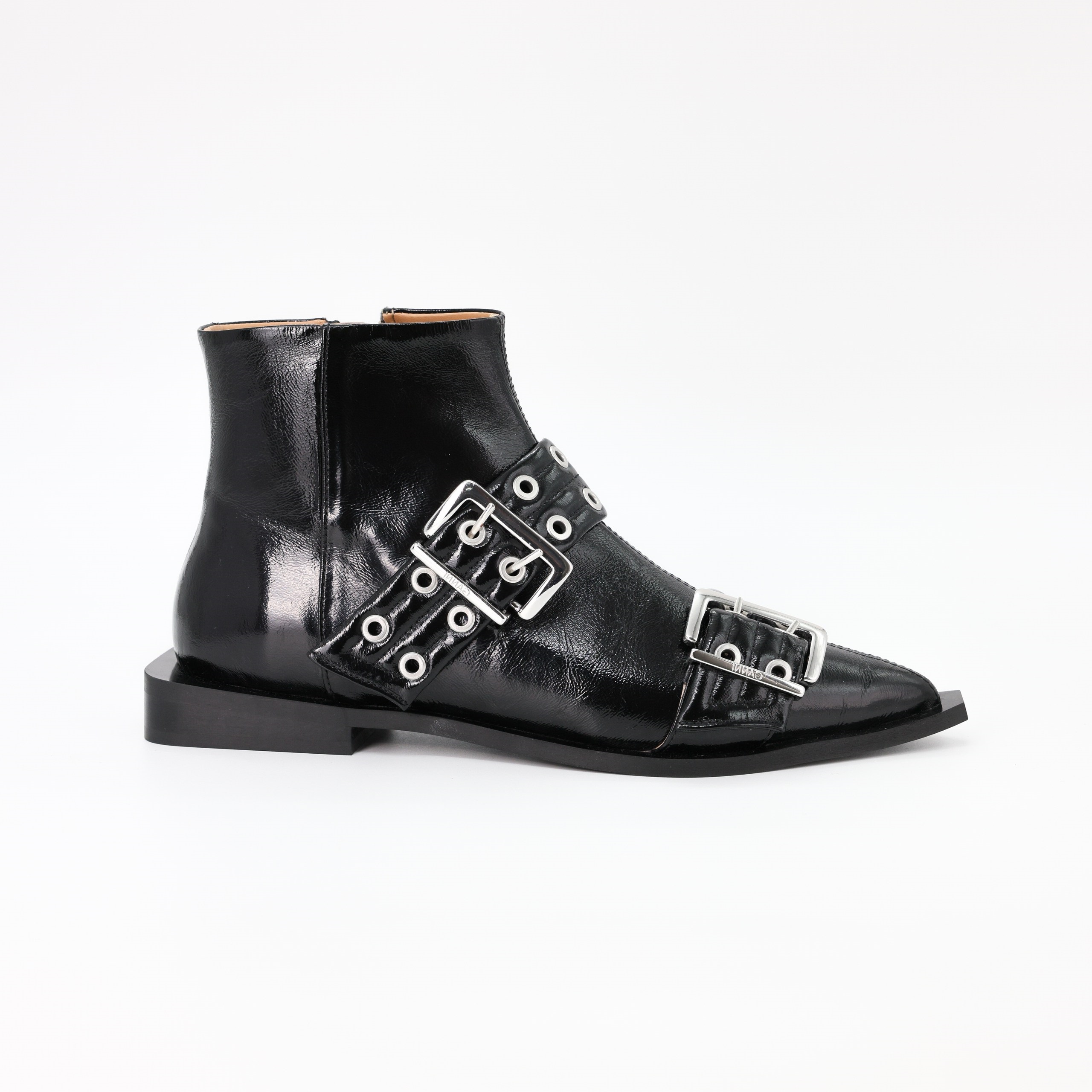 Ботинки GANNI 40 Черный кожа лаковая,декор два металических ремешка,коробка