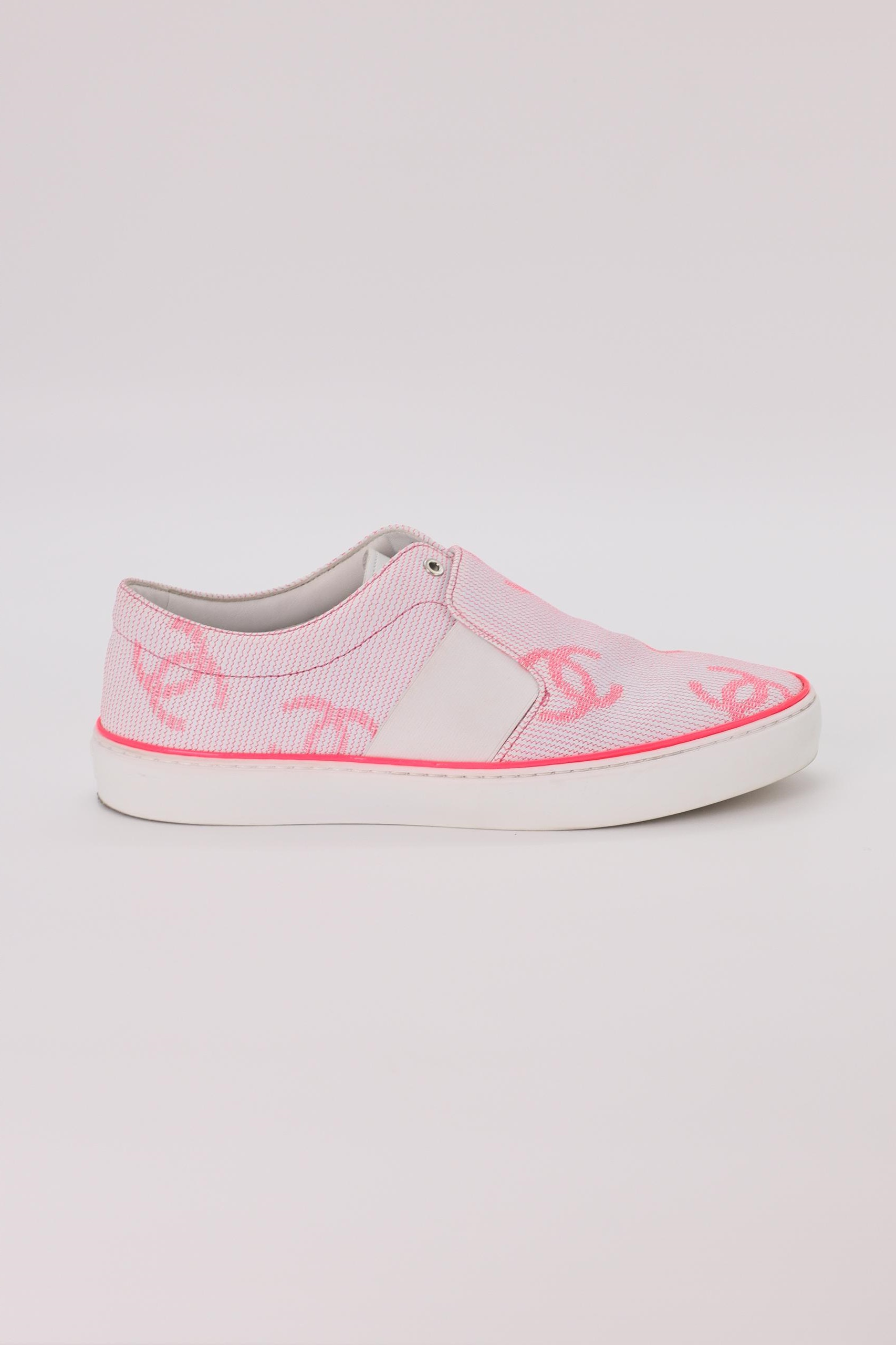 Слипоны Chanel 38.5 белая кожа, фигурная отстрочка и лого цветом фуксия. Пыльники