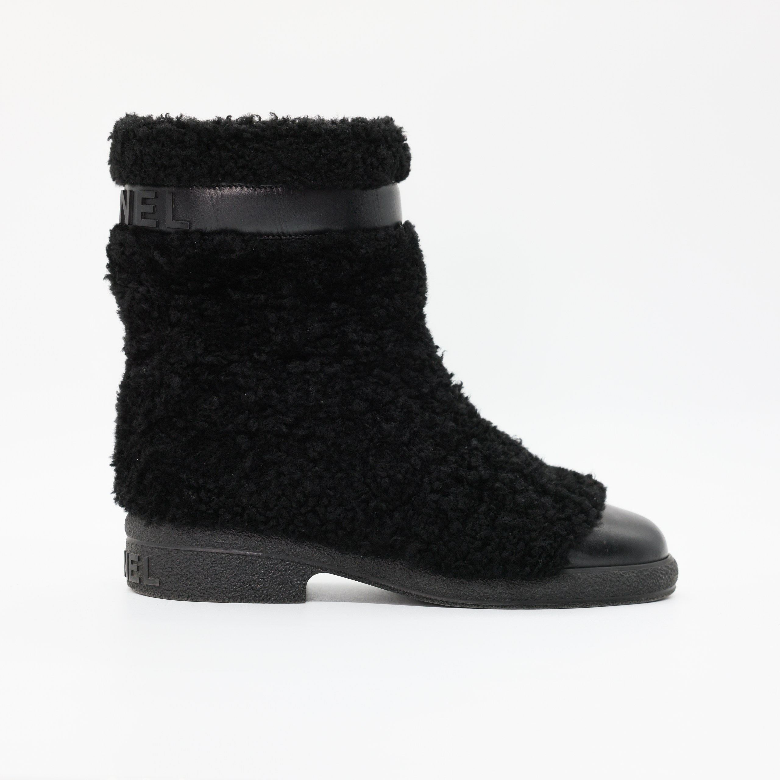 Ботинки утепленные CHANEL 38 Черный мех овчинка, кожа носок и полоса по голенищу. Коробка