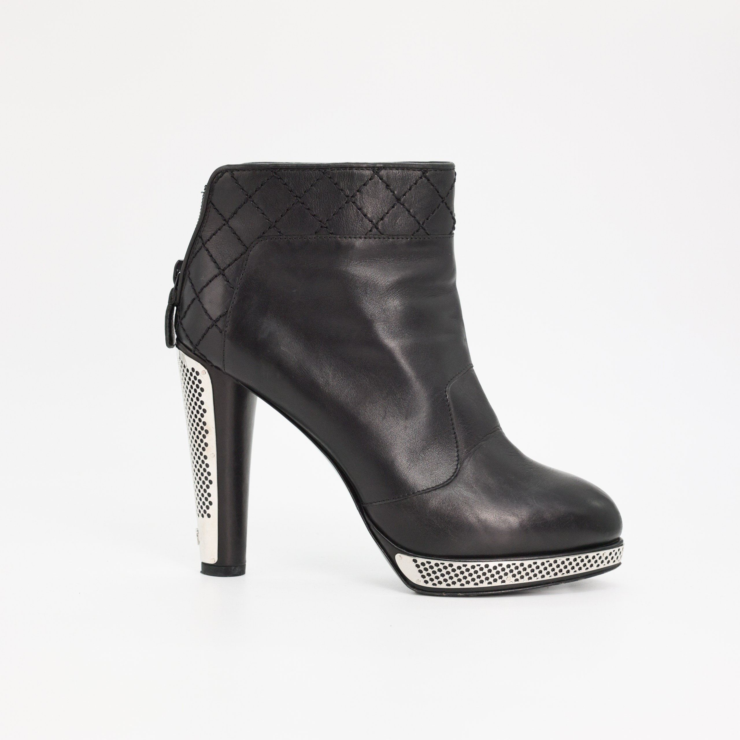 Ботильоны CHANEL 38 Черный кожа металические вставки по каблуку и платформе