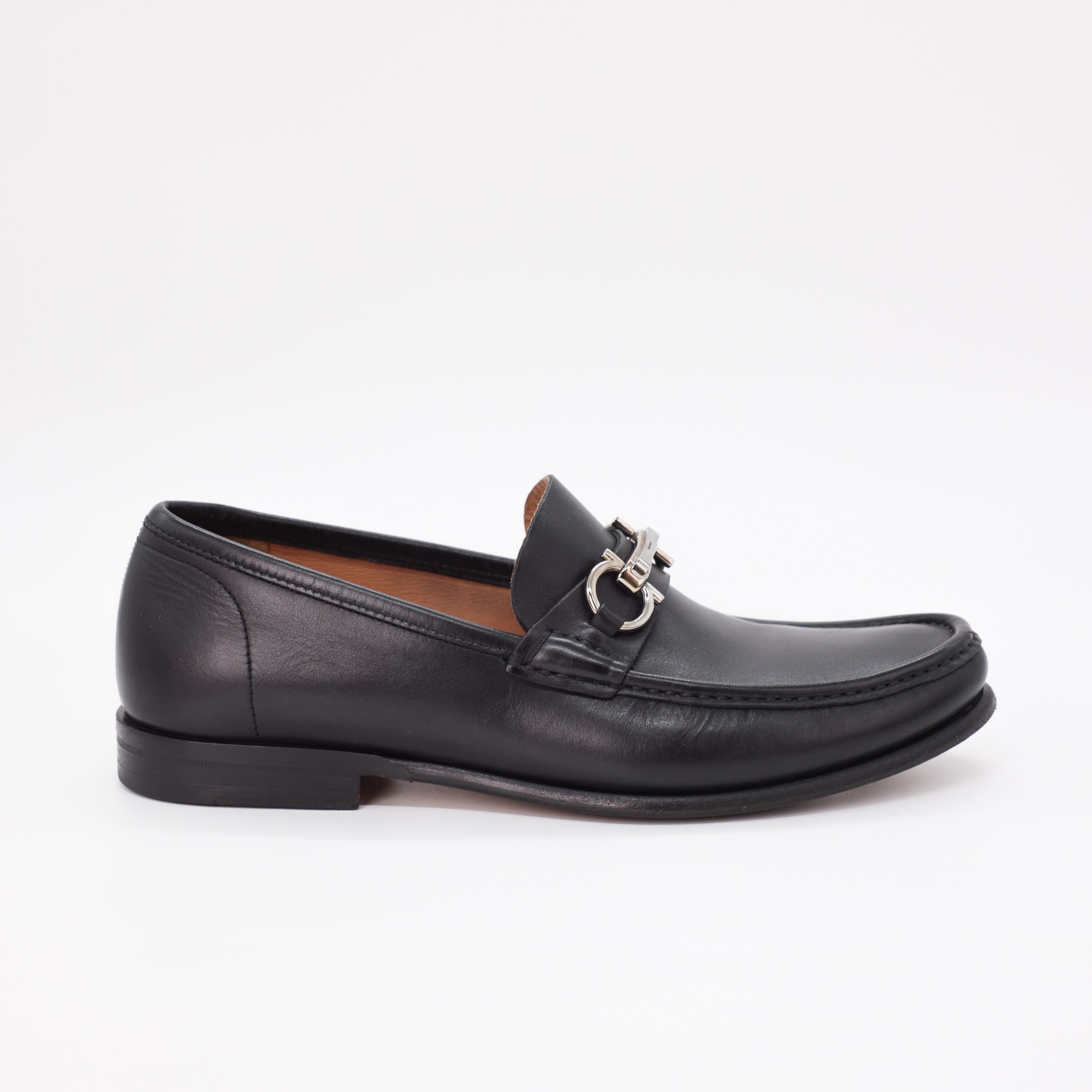 Лоферы SALVATORE FERRAGAMO 40 Черный кожа ремешек с металической фурнитурой по подьему