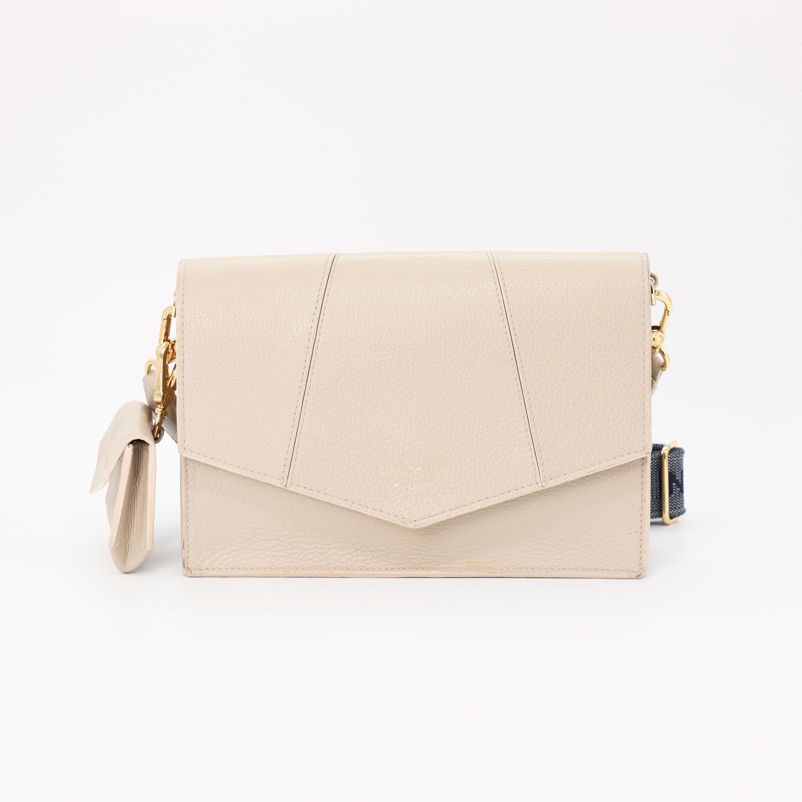 Сумка M EMPORIO ARMANI MIDDLE бежевый кожа зерно,отцепной кармашек с боку,клапан,широкий текстильный ремешек,пыльник