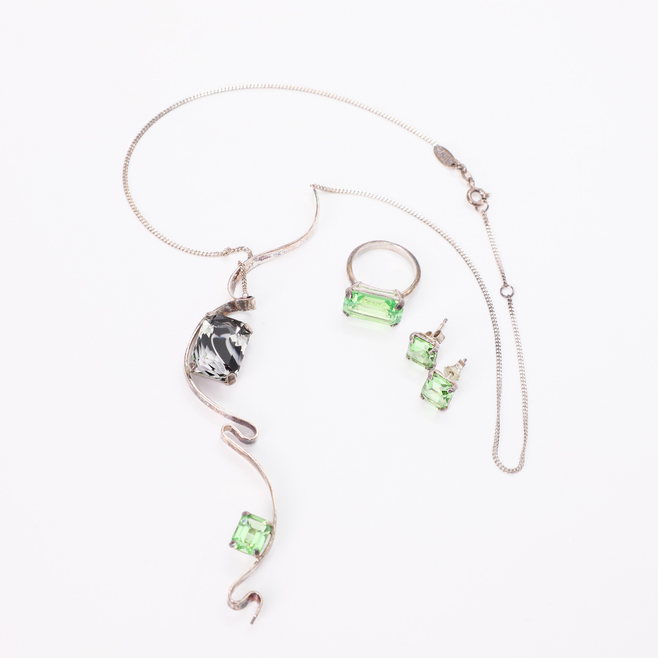 Комплект Wouters&Hendrx (ожерелье, серьги, кольцо) белый метал, ч/б камень, зеленые камни. Коробка