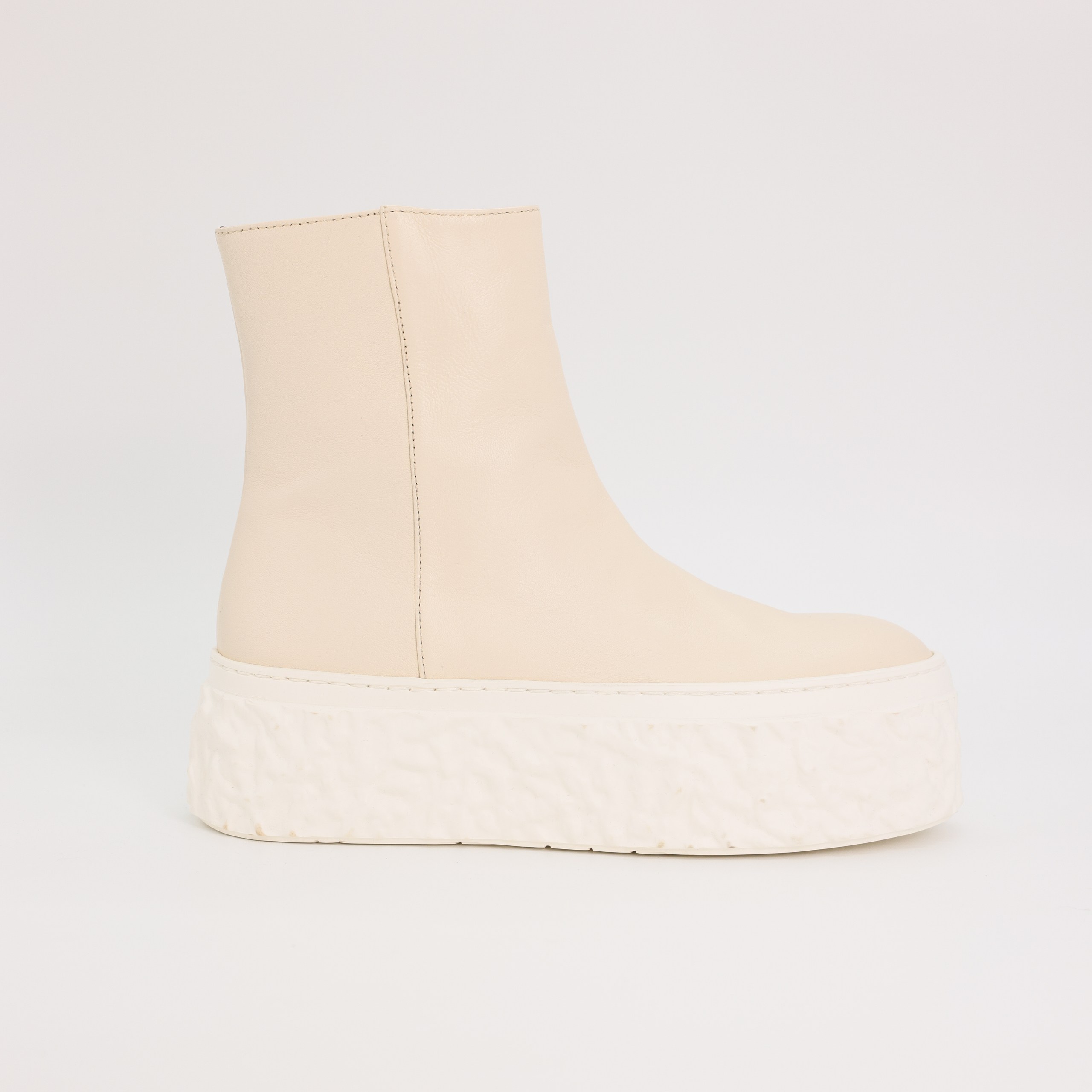 Полусапоги AGL 37 Молочный MILK кожа объемная белая рефленная подова. Пыльник