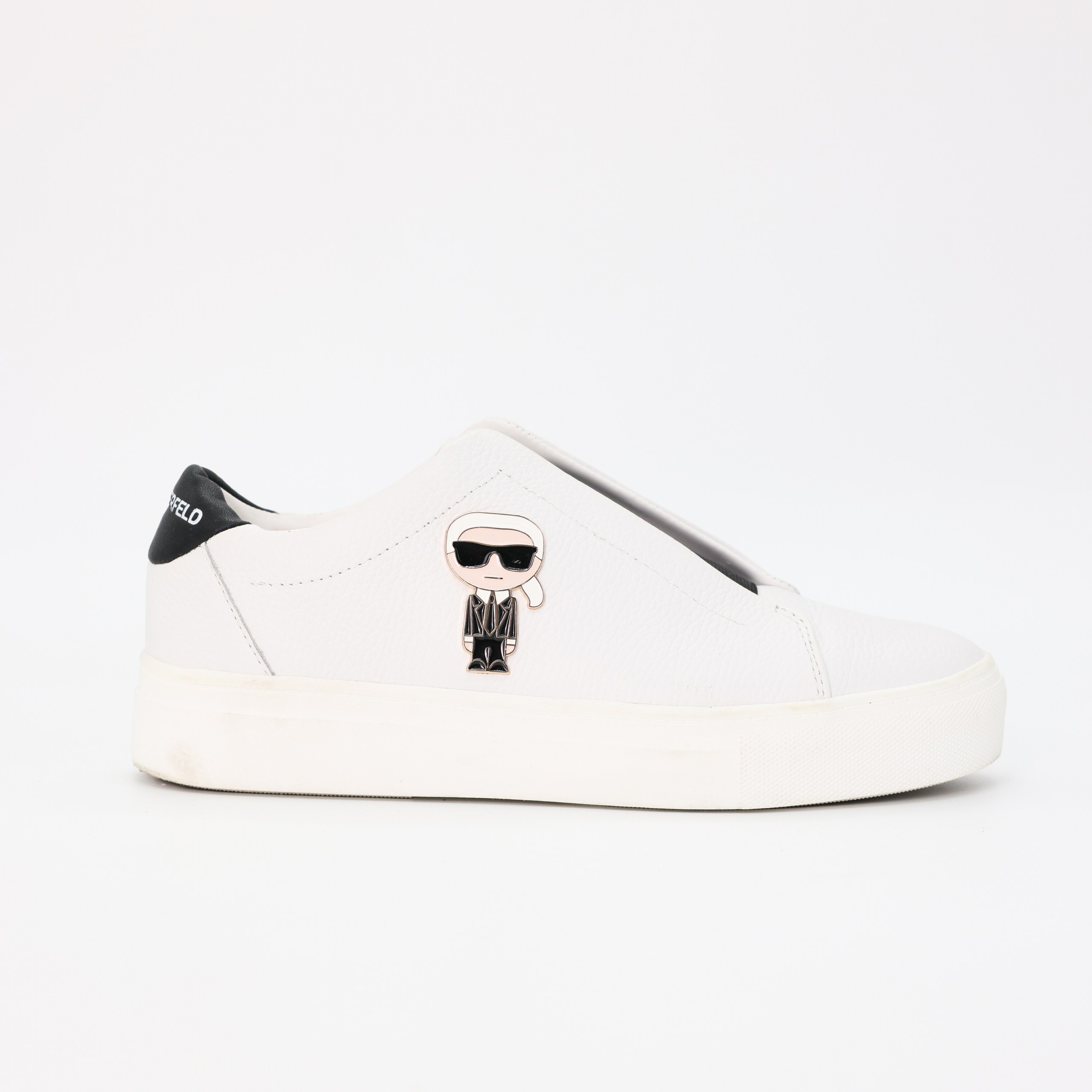 Слипоны Karl Lagerfeld 37.5 белая зернистая кожа, черная резинка и пятка, сбоку Карл