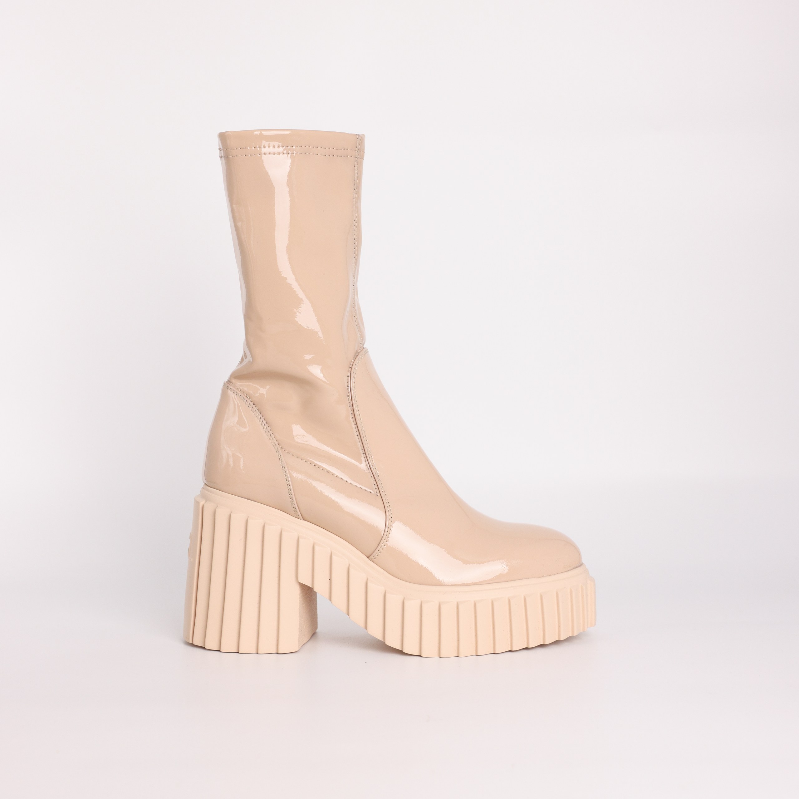 Полусапоги AGL 38 светло-бежевый лак рефленные платформа и каблук. Коробка