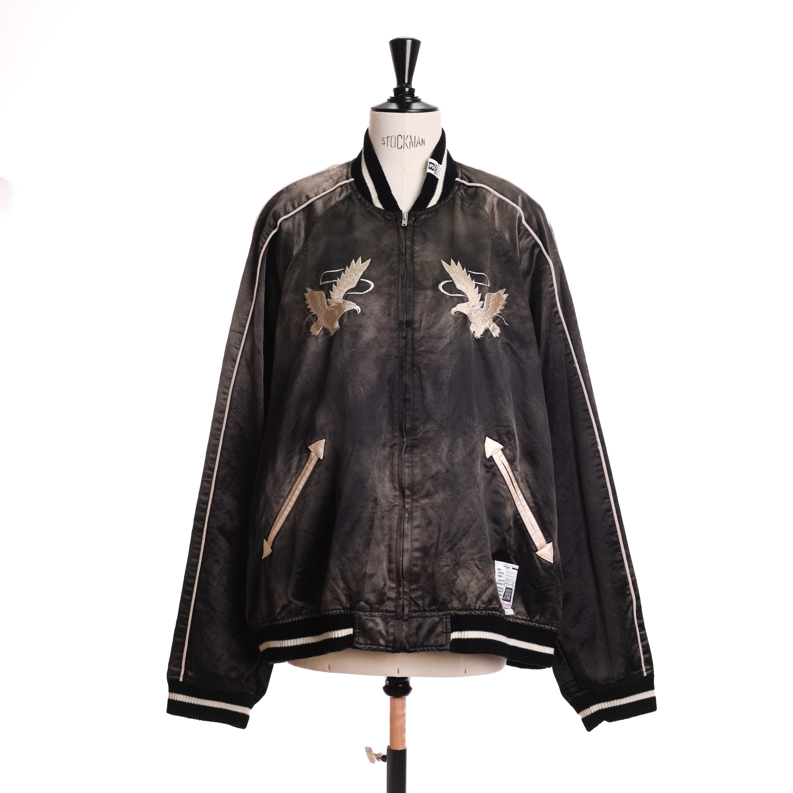 Бомбер Maison Mihara Yasuhiro 50 черно-бежевый, вышивка бежевым, ч/б резинки ворот/манжеты/низ