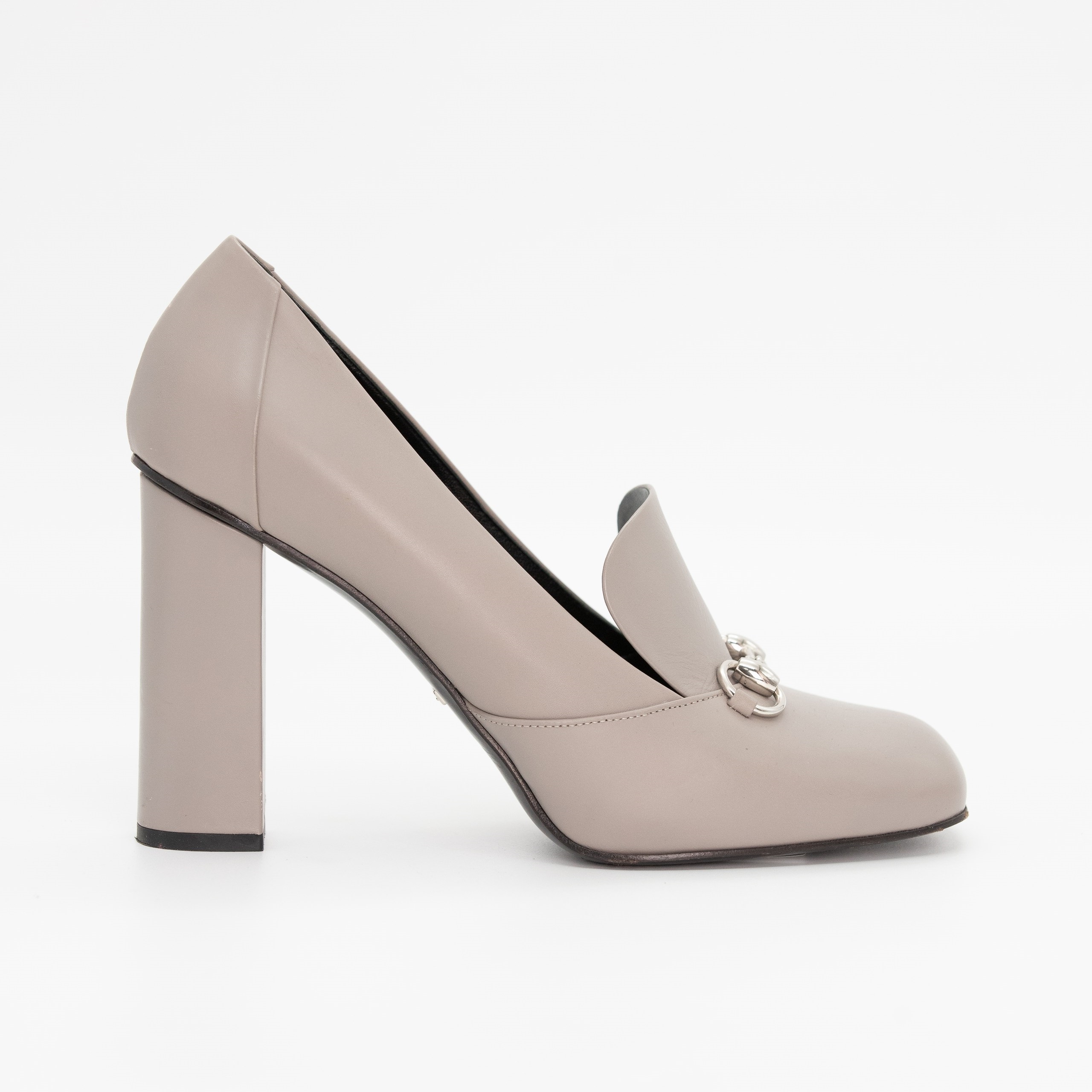 Туфли Gucci 41.5 серая матовая кожа, стальная пряжка. 