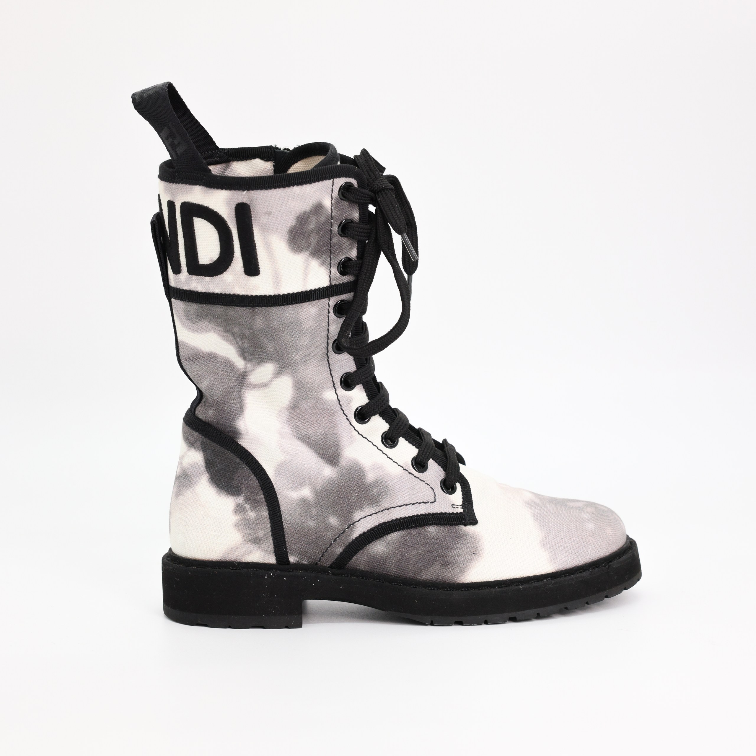 Ботинки Fendi 35.5 светлый текстиль, пастельные цветы, черный кант. Коробка