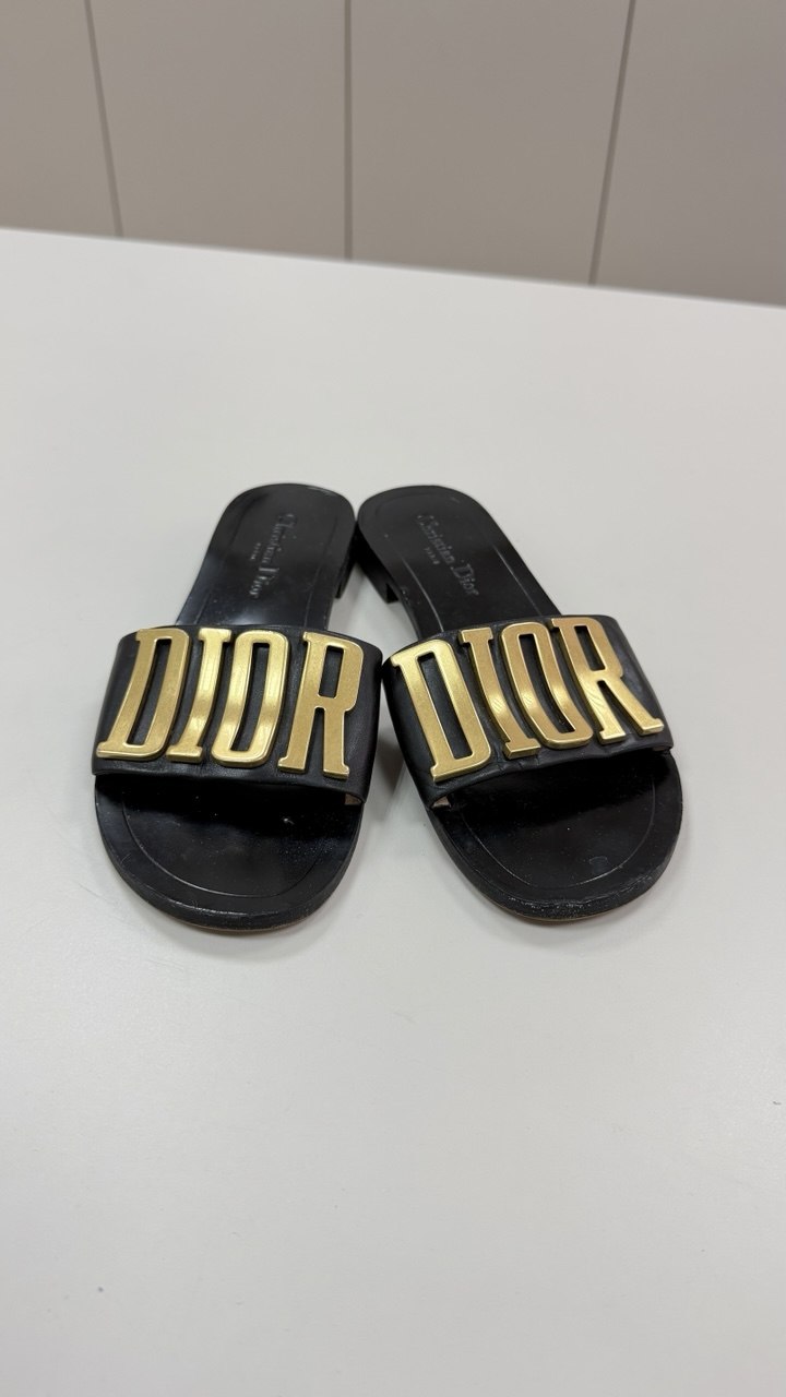 CHRISTIAN DIOR