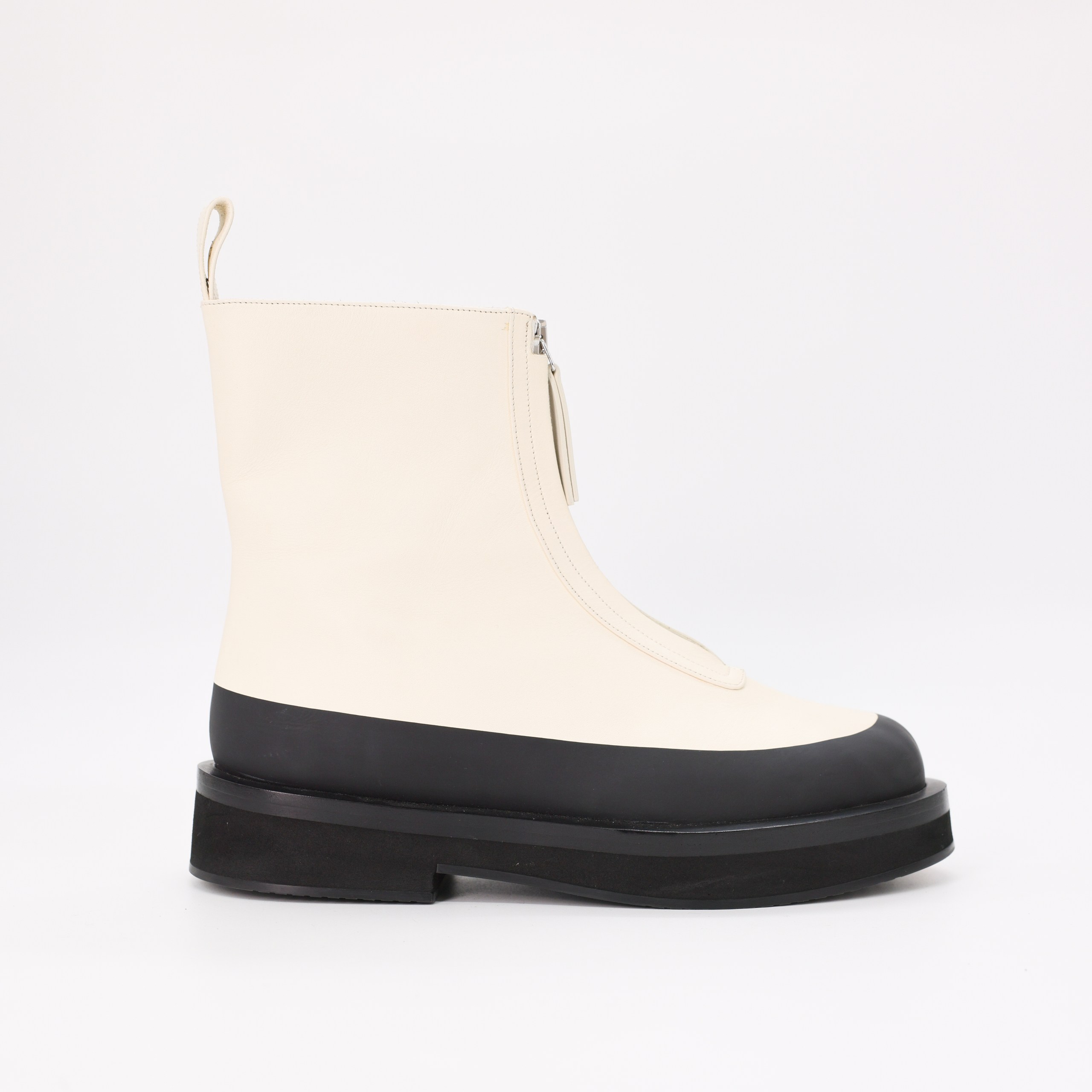 Ботинки NEOUS 37,5 айвори кожа зиппер по середине,черная вставка по краю у подошвы,хлястик